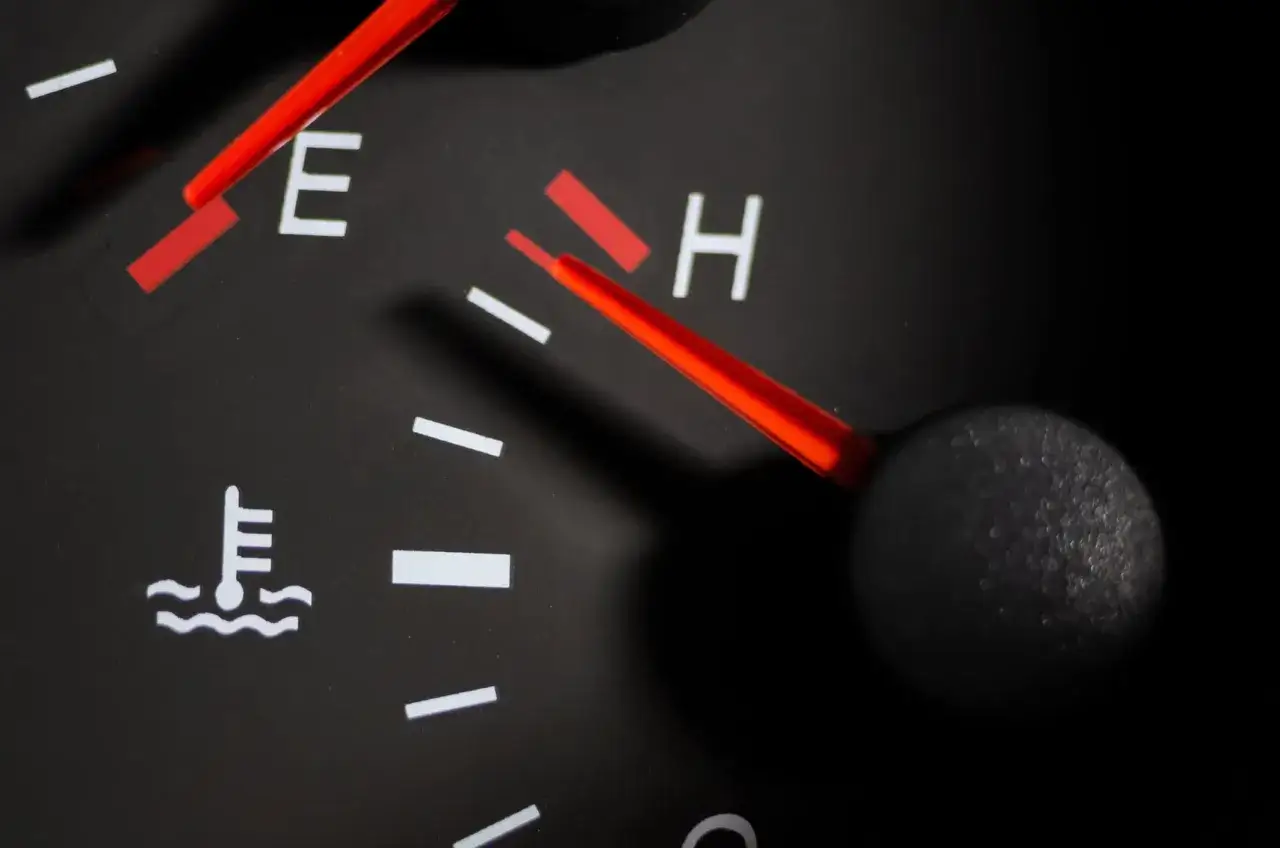 Le voyant liquide de refroidissement est presque au maximum. La température du moteur est élevée.