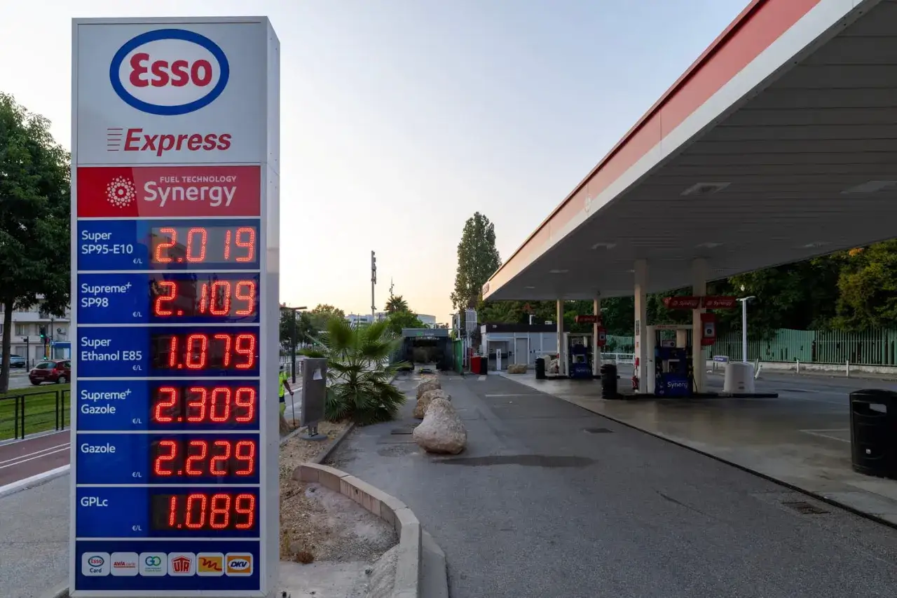 Panneau de prix d'une station-service Esso affichant des tarifs de carburant, avec le GPLc à 1,089 €/L, une bonne nouvelle pour la baisse prix carburant.